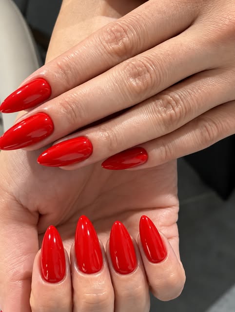 Alis Care Studio’da kırmızı jel güçlendirme uygulaması